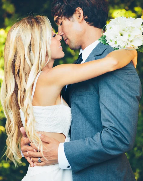 Pareja de boda romántica — Foto de Stock