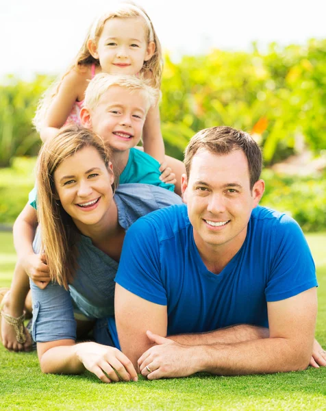 Lycklig familj utanför — Stockfoto