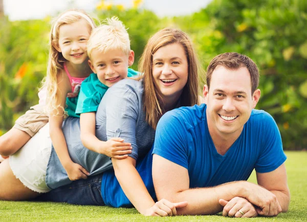 Lycklig familj utanför — Stockfoto