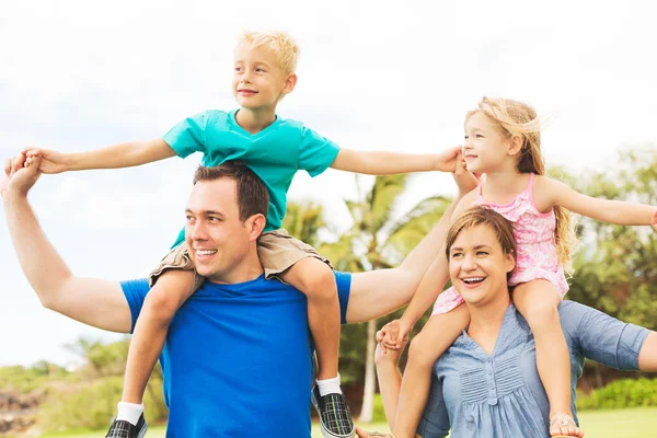 Šťastná rodina mimo — Stock fotografie