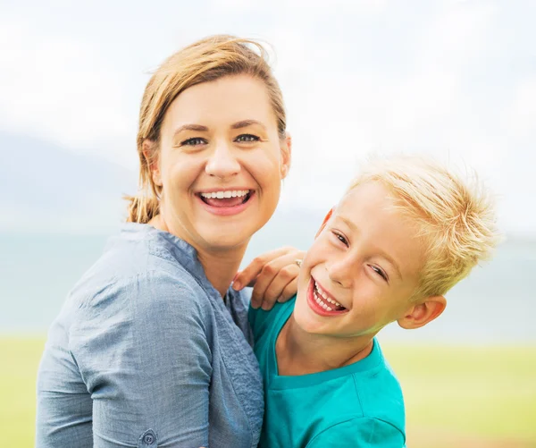 Lycklig mor och son — Stockfoto