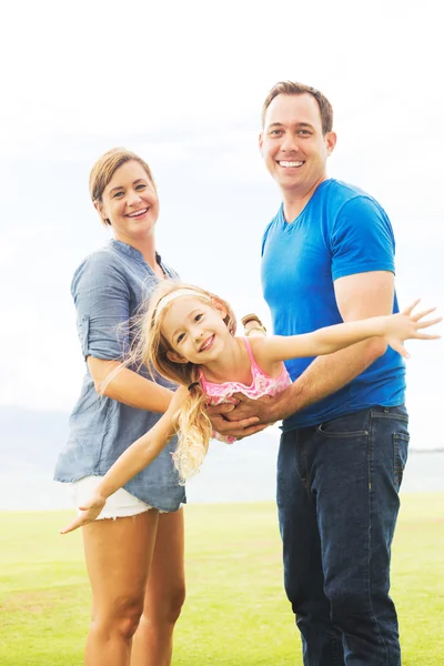 Familia feliz jugando — Foto de Stock