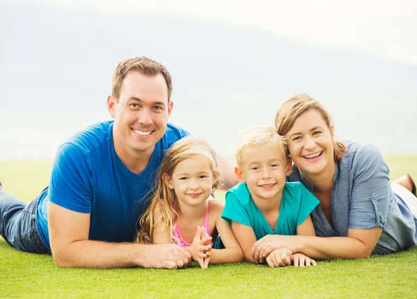 Szczęśliwa rodzina poza — Zdjęcie stockowe