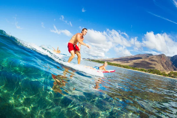 Far och Son Surfing, ridning våg tillsammans — Stockfoto