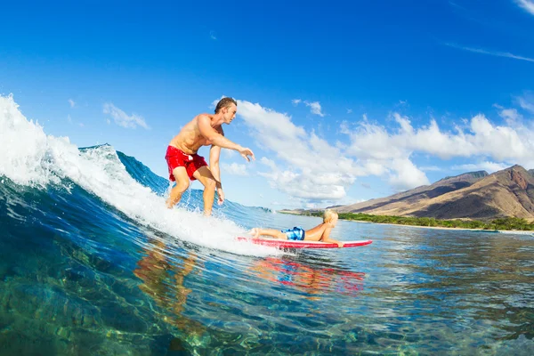 Vader en zoon surfen, Golf samen paardrijden — Stockfoto