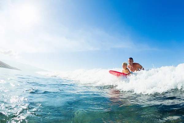 Father and Son Surfing, Riding Wave Together — Stock Photo, Image