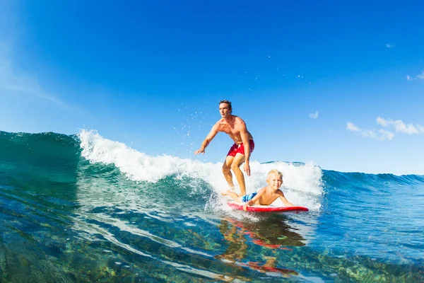 Padre e hijo surfeando, ondeando juntos —  Fotos de Stock