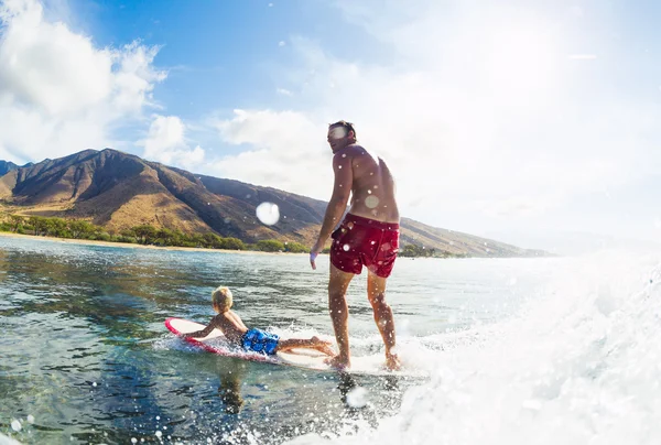 Vater und Sohn surfen, reiten gemeinsam Welle — Stockfoto