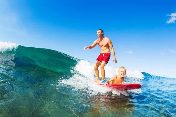 Far och Son Surfing, ridning våg tillsammans — Stockfoto