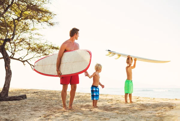 Padre e figli che vanno a fare surf — Foto Stock