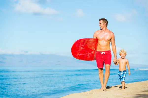 Vader en zoon gaan surfen — Stockfoto