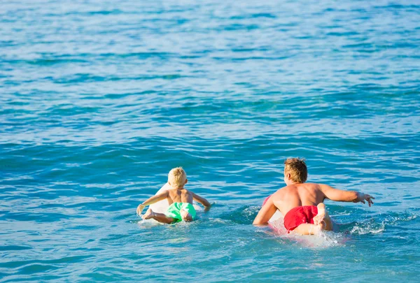 Vader en zoon gaan surfen — Stockfoto