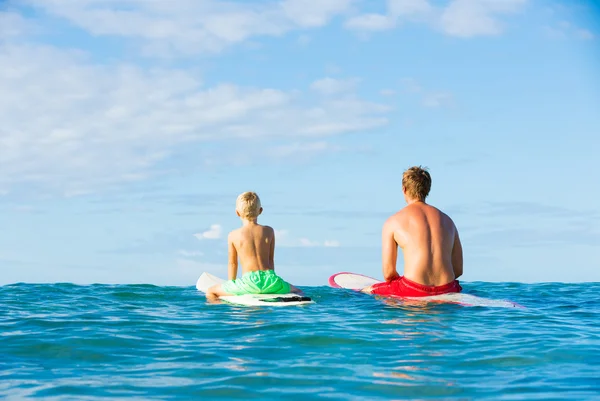 Padre e figlio andare a fare surf — Foto Stock