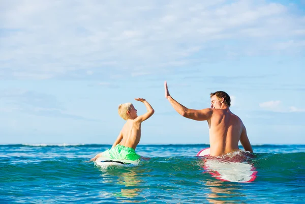 Far och Son kommer Surfing — Stockfoto