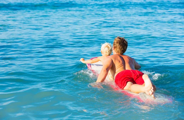 Father and Son Going Surfing — Stock Photo, Image
