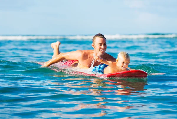 父と息子のサーフィン — ストック写真