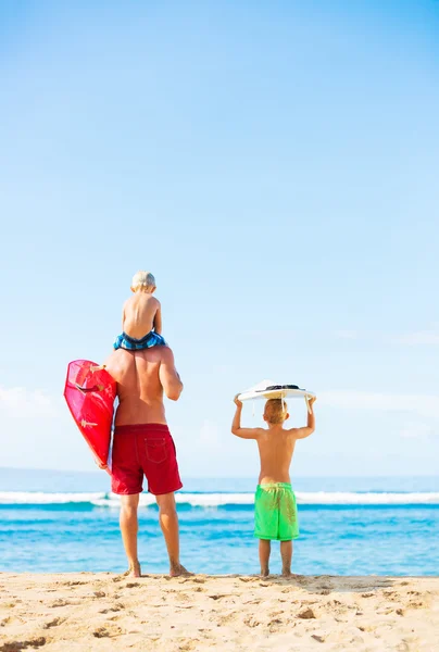 Pai e Filhos Surfando — Fotografia de Stock