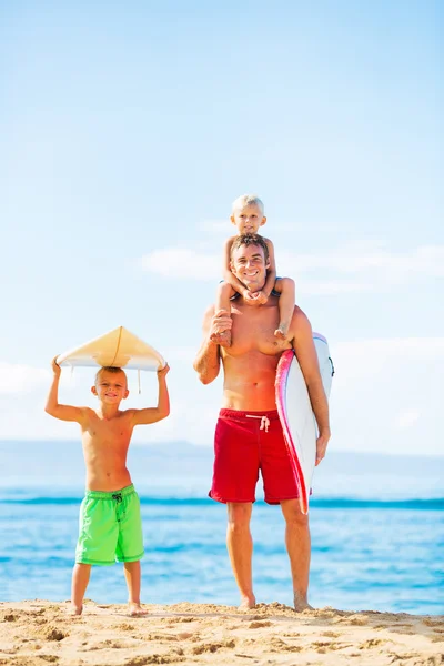 Pai e Filhos Surfando — Fotografia de Stock