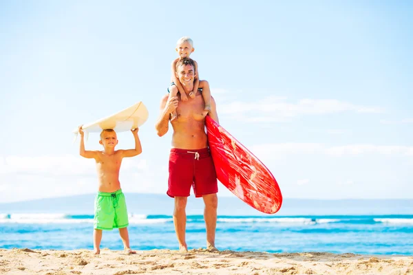 Vader en zonen gaan surfen — Stockfoto