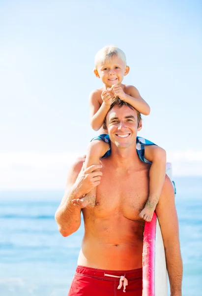 Vader en zoon gaan surfen — Stockfoto