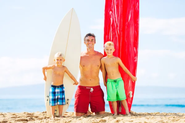 Padre e figli che vanno a fare surf — Foto Stock