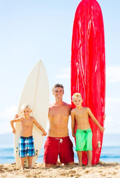 Padre e figli che vanno a fare surf — Foto Stock