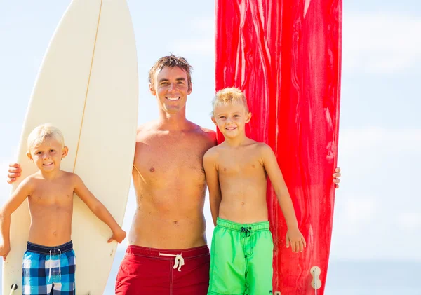 Отец и сын занимаются серфингом — стоковое фото