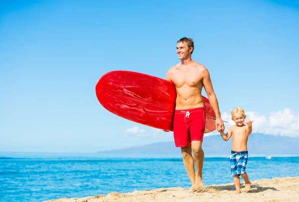 Vader en zoon gaan surfen — Stockfoto