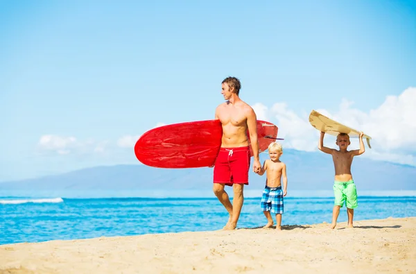 Vader en zonen gaan surfen — Stockfoto