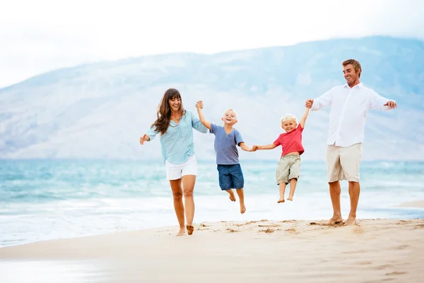 Glückliche Familie bei Sonnenuntergang — Stockfoto