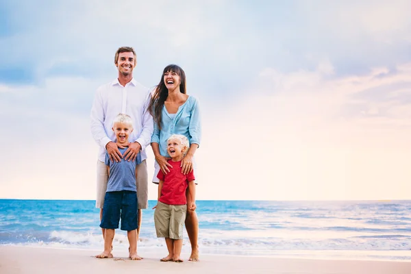 Lycklig familj med yngre barn — Stockfoto