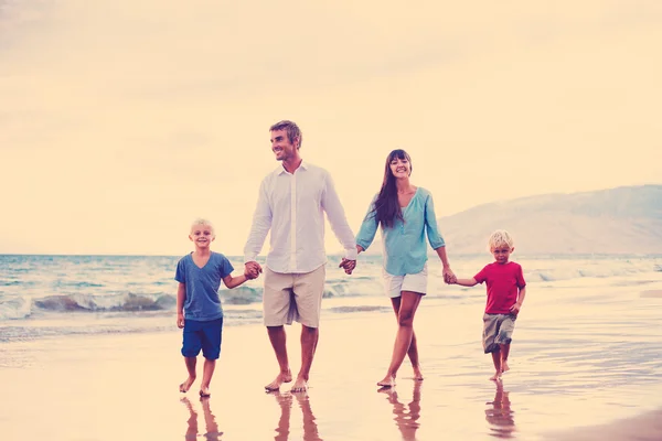 Família feliz ao pôr do sol — Fotografia de Stock