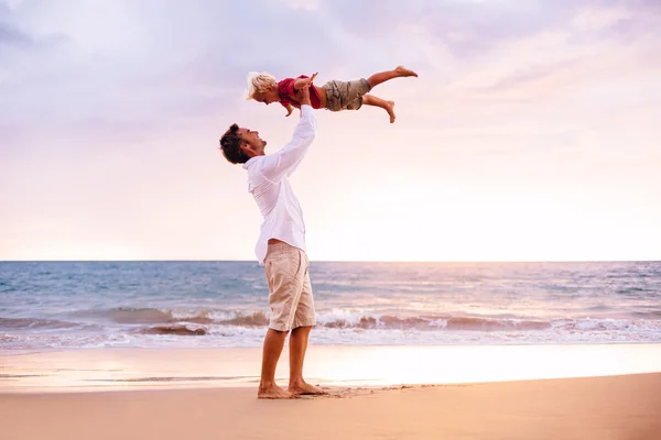 Pai e filho brincando — Fotografia de Stock