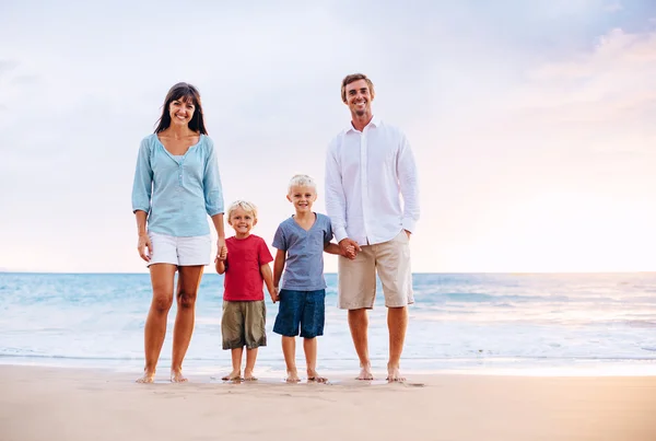 Porträtt av familjen på stranden vid solnedgången — Stockfoto