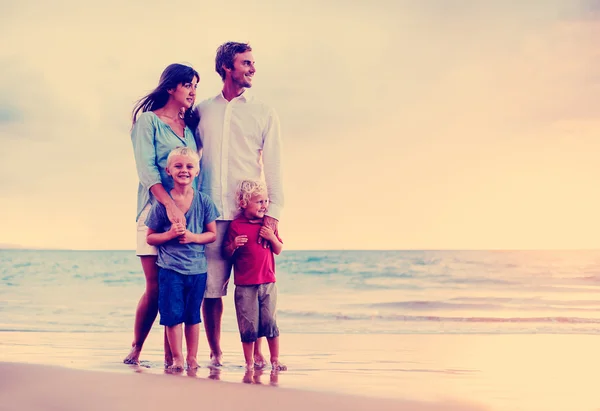 Famille heureuse avec de jeunes enfants — Photo