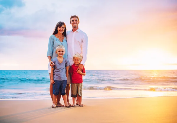 Retrato de família na praia ao pôr do sol — Fotografia de Stock