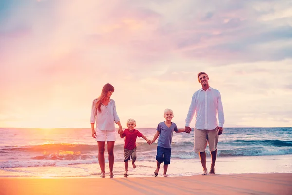 Retrato de família na praia ao pôr do sol — Fotografia de Stock