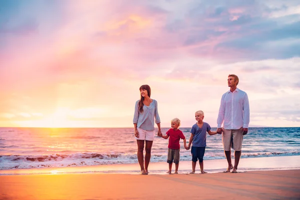 Retrato de la familia en la playa al atardecer —  Fotos de Stock