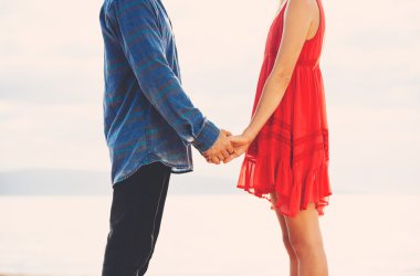 Hipster çift tutuşup