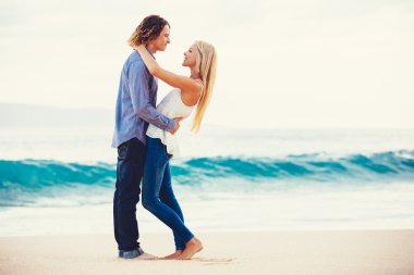 Genç bir çift deniz kıyısında öpüşme