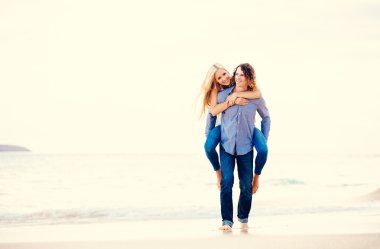 Yürüyüş romantik genç Çift