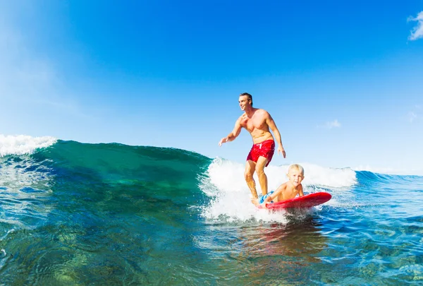 Padre e hijo surfeando —  Fotos de Stock