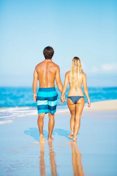 Felice coppia a piedi sulla spiaggia — Foto Stock