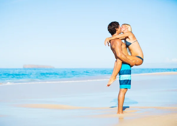 Pareja besándose en la playa tropical — Foto de Stock