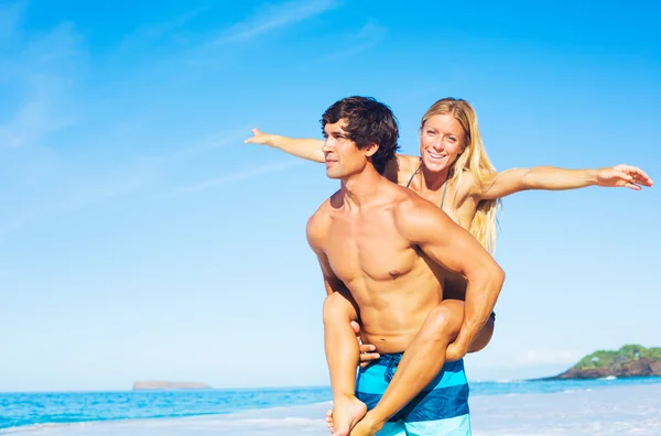 Attraktivt par som spelar på stranden — Stockfoto
