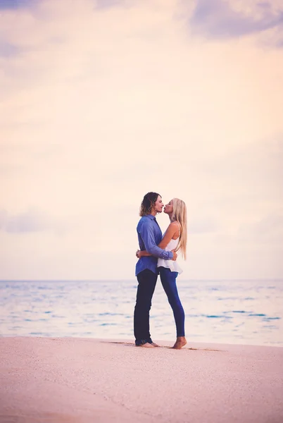 对年轻的夫妇在海边接吻 — 图库照片