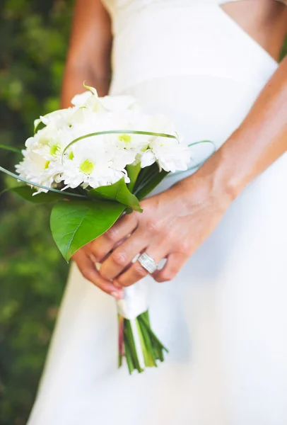 Noiva e Buquê no Dia do Casamento — Fotografia de Stock