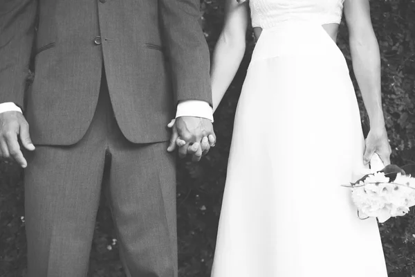 Bride and Groom Holding Hands — Stock Photo, Image