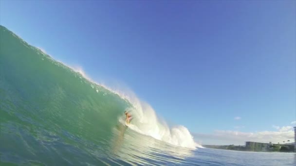 Maui, Hi - 15 December: Professional Surfer Granger Larson krijgt barreled rijden de golf grote oceaan. Winter zwelt hit Hawaii en grote golven voorzien in extreme surfen. 15 december 2012 in Maui, Hi. — Stockvideo