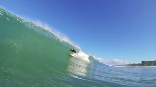 MAUI, HI - 15 dicembre: Professional Surfer Dusty Payne ottiene barreled cavalcando grande onda oceanica. Gonfiamenti invernali hanno colpito le Hawaii e fornire grandi onde per il surf estremo. 15 dicembre 2012 in Maui, HI . — Video Stock